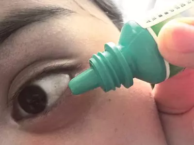 어두운 곳에서 책 읽으면 시력 나빠진다 (X)