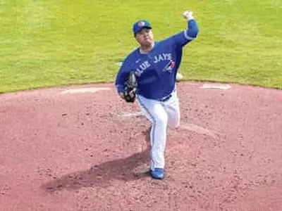 ‘악, 홈런’… 류현진, 첫 등판서 솔로포 허용