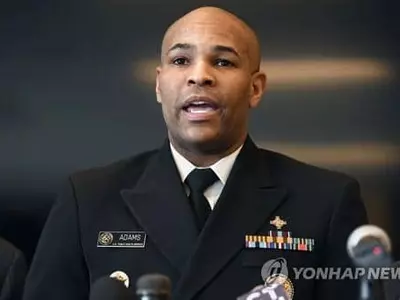 미 보건 책임자 "마스크 잘못 쓰면 코로나 더 쉽게 걸린다"