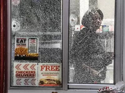 손님 '불평'에 화난 종업원 총격