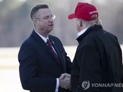 코로나19 감염자 접촉 콜린스의원, 트럼프 일정 잇따라 동행