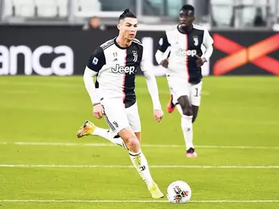 호날두, 무관중 경기서 ‘허공 하이파이브’ 기행