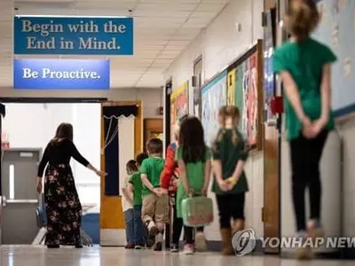 "학교서 학생끼리는 3피트만 거리 둬도 돼"