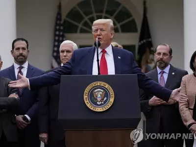 트럼프, 코로나19 확진자 접촉논란에 결국 검사… “결과는 아직”