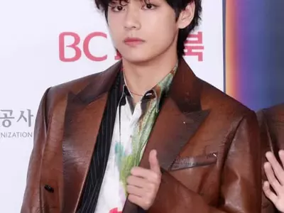 뷔 자작곡 ‘Sweet Night’ 글로벌 호평 “따듯함 가득해”