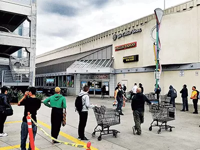 LA ‘외출 자제령’ 내려지기 무섭게 다시 사재기 극성