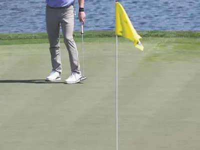 깃대 안 빼고… 벙커에서 고무래 치우고…