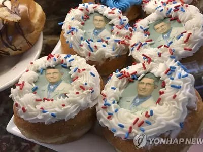 미국서 코로나19 '소신 발언' 파우치 소장 '얼굴 도넛' 등장