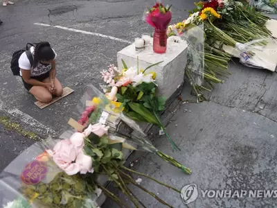 무릎 꿇고 연쇄 총격 희생자 추모하는 애틀랜타 시민