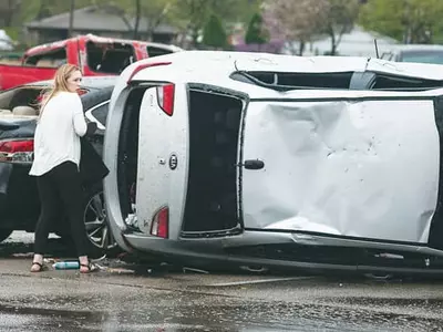 토네이도에 뒤집힌 차