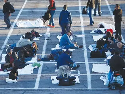 호텔 텅텅 비었는데 노숙자는 주차장 방치