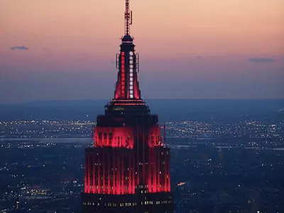 “고군분투 의료진에 감사” 엠파이어스테이트 빌딩 구급차 연상 조명