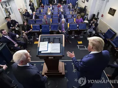 트럼프 “집중발병지역 국내선 운항 중단 검토…몇 주 끔찍할 것”