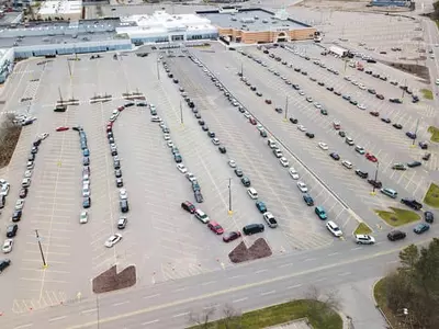 꼬리에 꼬리 문 무료 식료품 드라이브스루