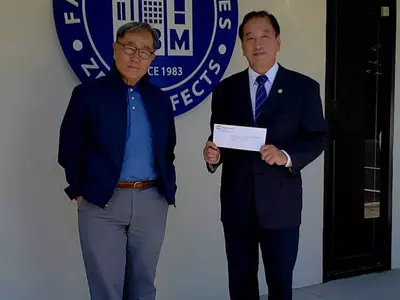 〈사진〉 박선근 한미우호협 회장 한인회 후원금전달