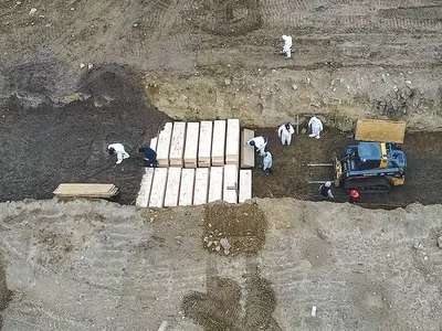 참혹한 뉴욕…‘묘지섬’에 집단 매장까지