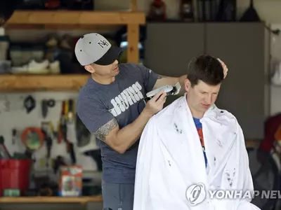 ‘머리 다듬을 때 됐네’…이발기구·염색약 판매 증가