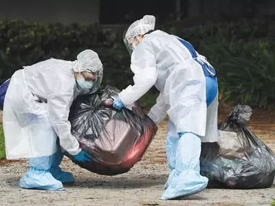 너싱홈 의료진, 가운 대신 우비 입고 사투