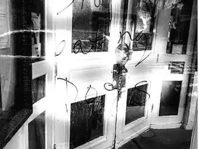 맨하탄 한식당 ‘제주누들바’ “개고기 식용 중단하라” 낙서테러