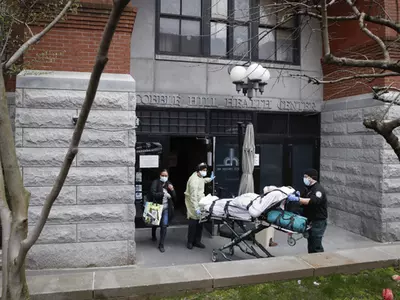 비극의 요양원들…무더기 시신 발견 잇달아