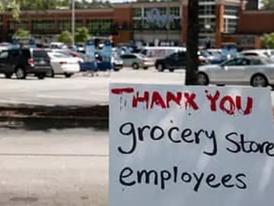 식품점 직원 안전책 강화하고 혜택 늘려야