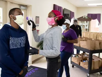 경제활동 재개해야 vs 아직 제한 풀 때 아냐