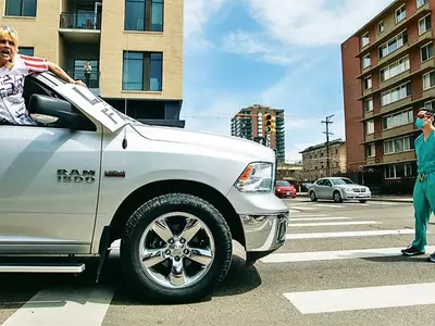 ‘봉쇄해제’시위막는 간호사