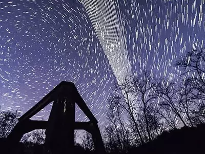 밤하늘 수놓은 스타링크 위성