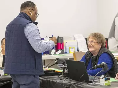 귀넷 조기투표소에 드롭박스 설치