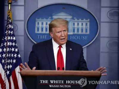 트럼프 '이민 일시중단' 행정명령 서명…"미국인 실직자 위한것"