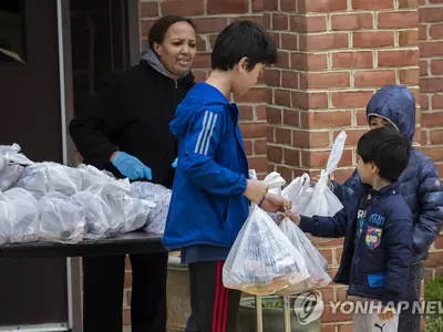 코로나19 학교 무료급식 받아 온라인서 되판 얌체 어른