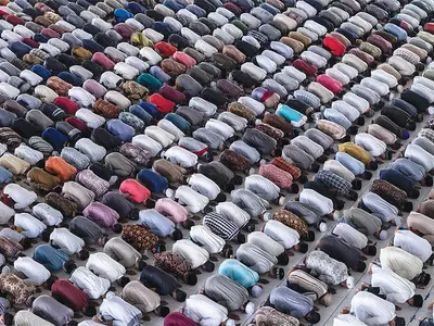 가득찬 모스크… 코로나19 비상 속 라마단 예배