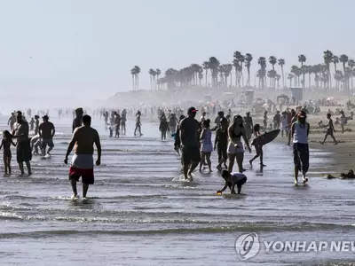 서부 봄 더위로 해변에 수만 명 인파…보건당국 긴장