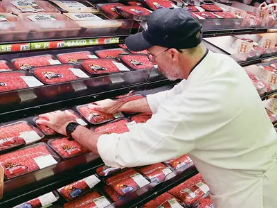 트럼프, 감염 온상 육류공장 재가동 명령