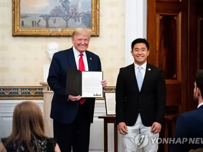 ‘경비행기 의료용품 배달’ 한인 고교생, 대통령 표창장 수상