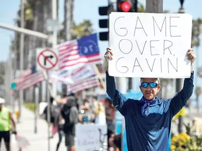 OC 해변 폐쇄 싸고 곳곳 마찰