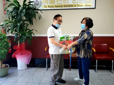 서류미비자, 유학생, 싱글맘 등에 구호품 전달