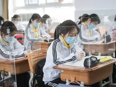 우한 중학교 ‘투명 가림막’ 수업