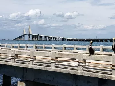 〈플로리다〉낚시터에서 바라보는 ‘선샤인 스카이 웨이 다리’