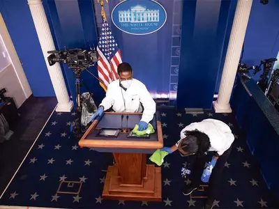 백악관 뒤늦게 마스크 착용 의무화