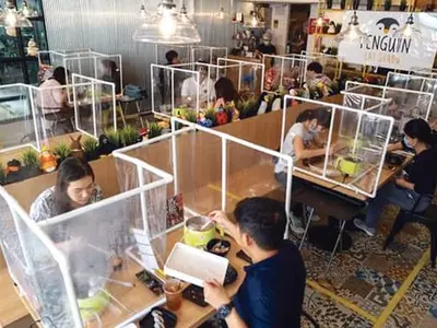 가족만 한 식탁에…테이블 사이 가림막…