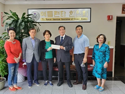 〈사진〉주중광 박사부부, 한인회에 후원금 전달