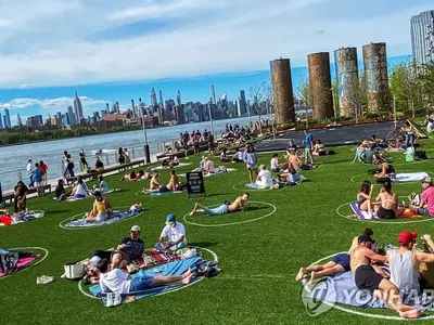 공원에서 '코로나19 거리두기' 실천하는 뉴욕 시민들