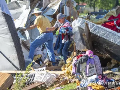 토네이도 피해 속 소지품 챙기는 미국 시민