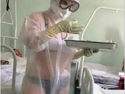 투명보호복 안에 비키니 러 간호사 과다노출 징계