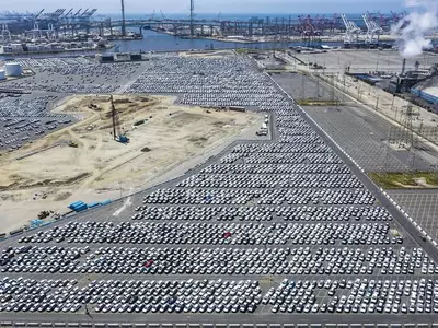 롱비치항에 발묶인 자동차들