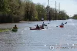 댐 붕괴로 침수된 거리서 카약 타는 미시간 주민들