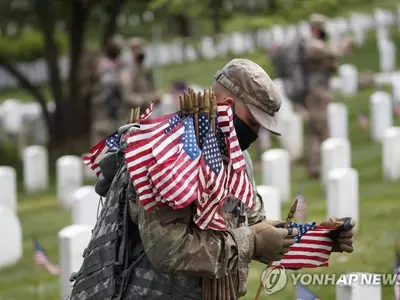 현충일 준비하는 미국 국립묘지 관리사병들