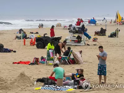 보건당국자, 마스크 안 쓴 야외활동 인파에 "매우 우려"