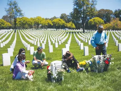 메모리얼데이 마스크 쓰고 헌화